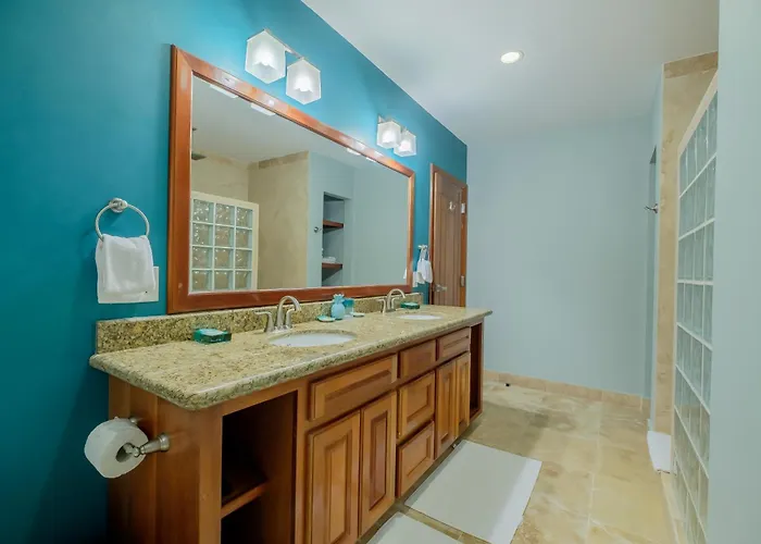 Ocean's Edge Belize Aparthotel 4*